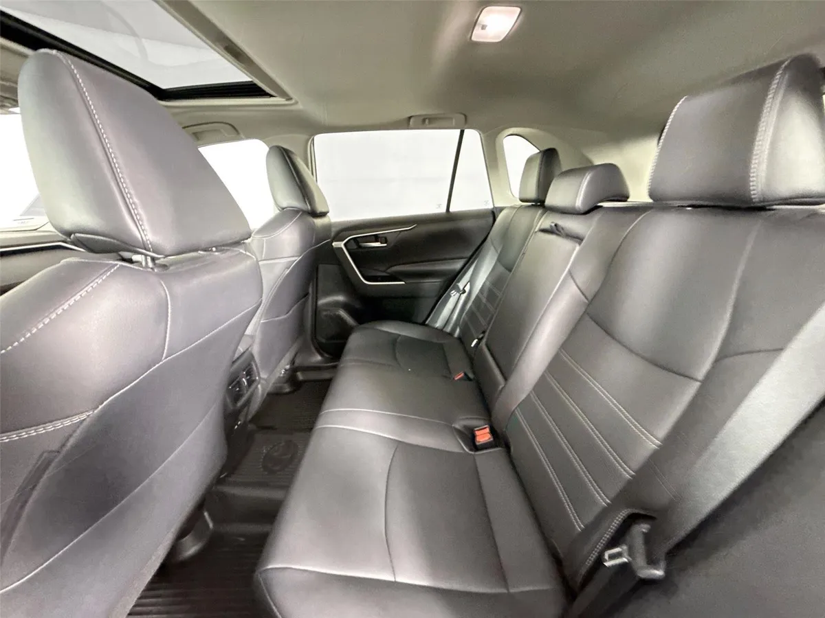 2024 Toyota RAV4 XLE Premium thumbnail 30