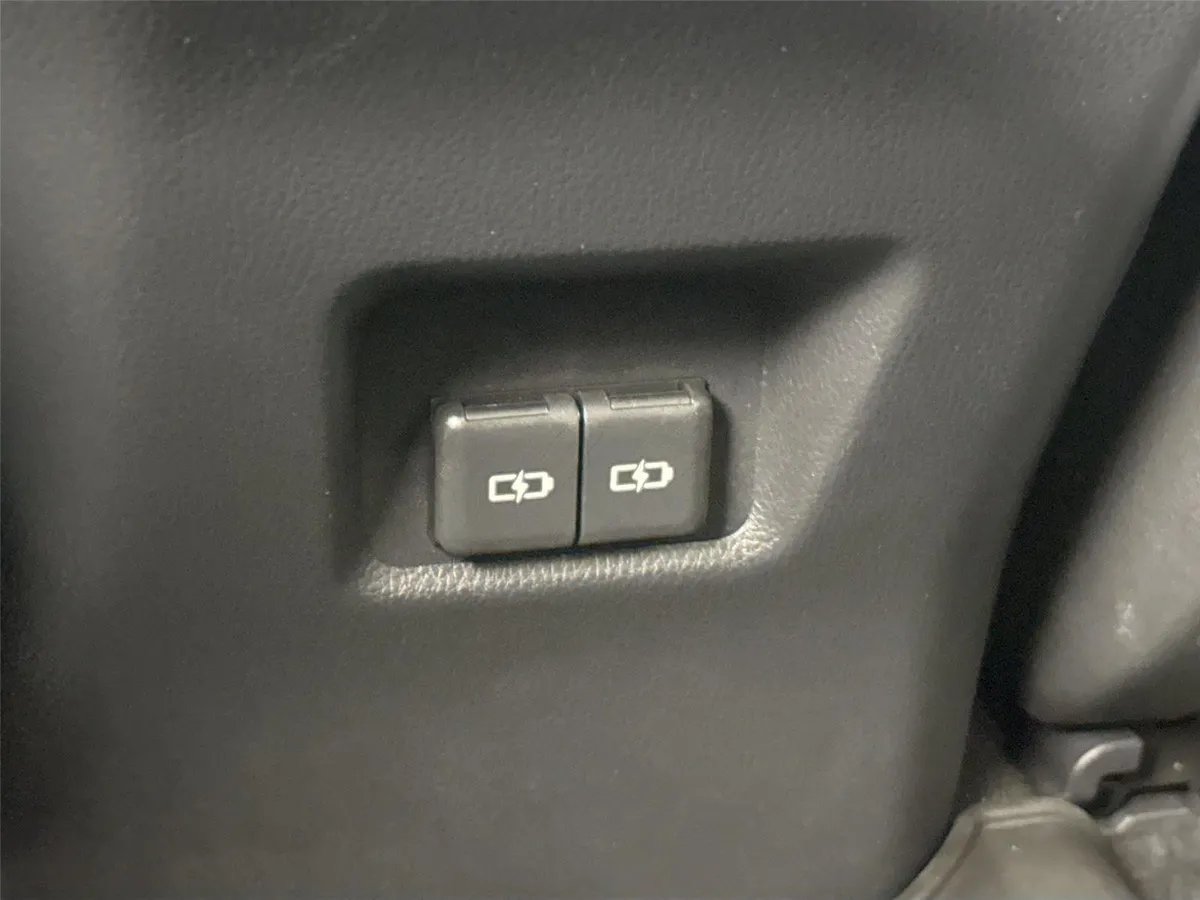 2024 Toyota RAV4 XLE Premium thumbnail 37