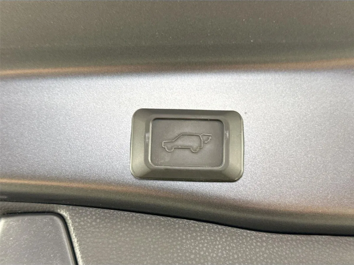 2024 Toyota RAV4 XLE Premium thumbnail 39
