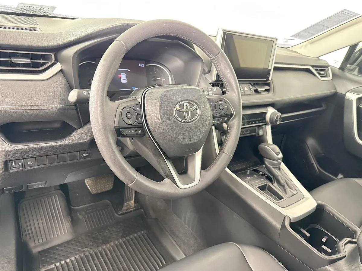 2024 Toyota RAV4 XLE Premium thumbnail 4