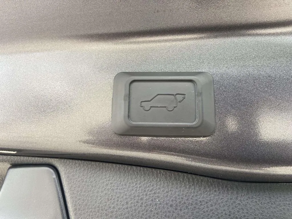 2024 Toyota RAV4 XLE Premium thumbnail 11
