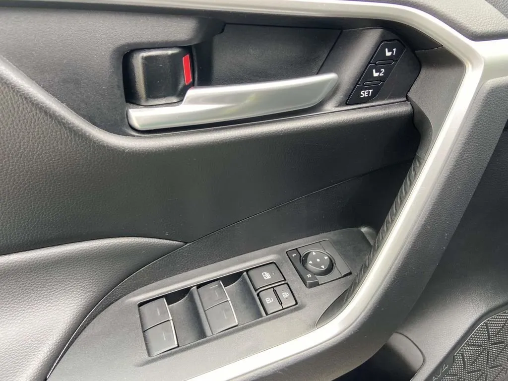 2024 Toyota RAV4 XLE Premium thumbnail 16