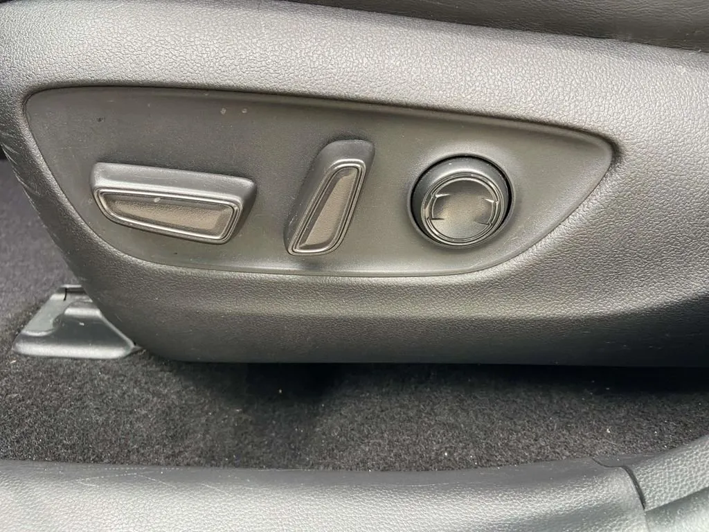 2024 Toyota RAV4 XLE Premium thumbnail 18