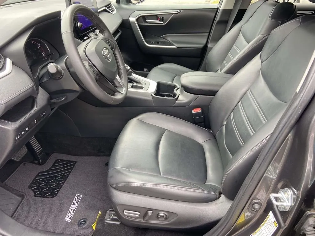 2024 Toyota RAV4 XLE Premium thumbnail 19