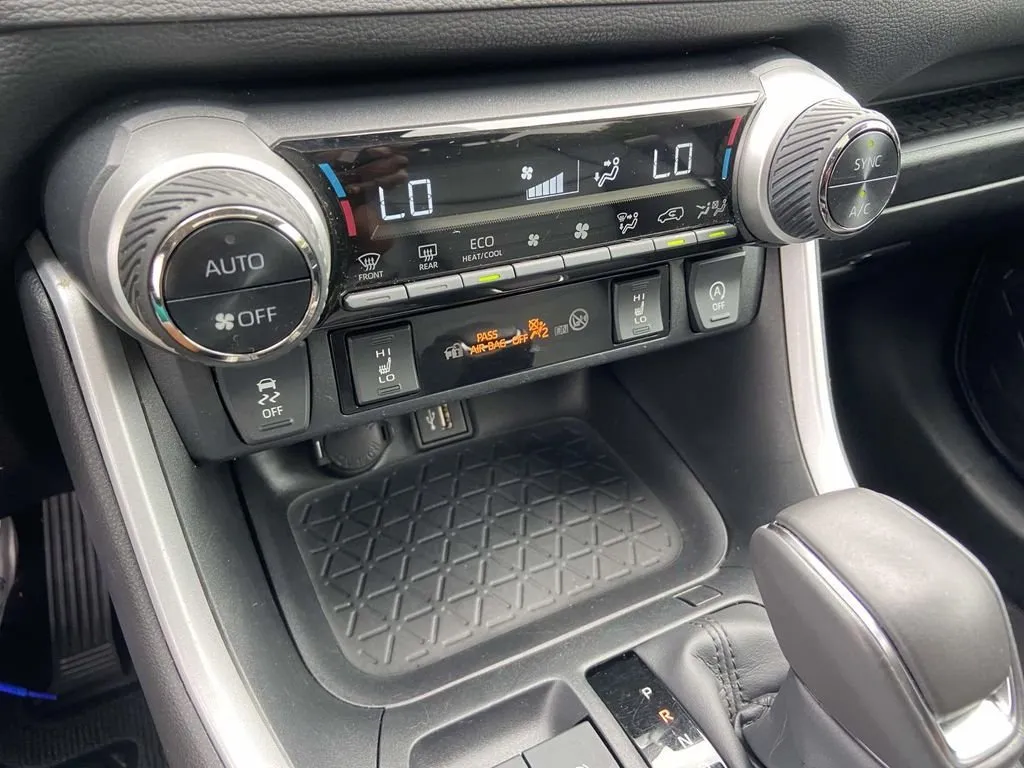 2024 Toyota RAV4 XLE Premium thumbnail 27
