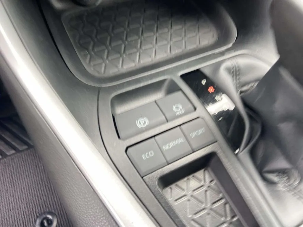 2024 Toyota RAV4 XLE Premium thumbnail 28