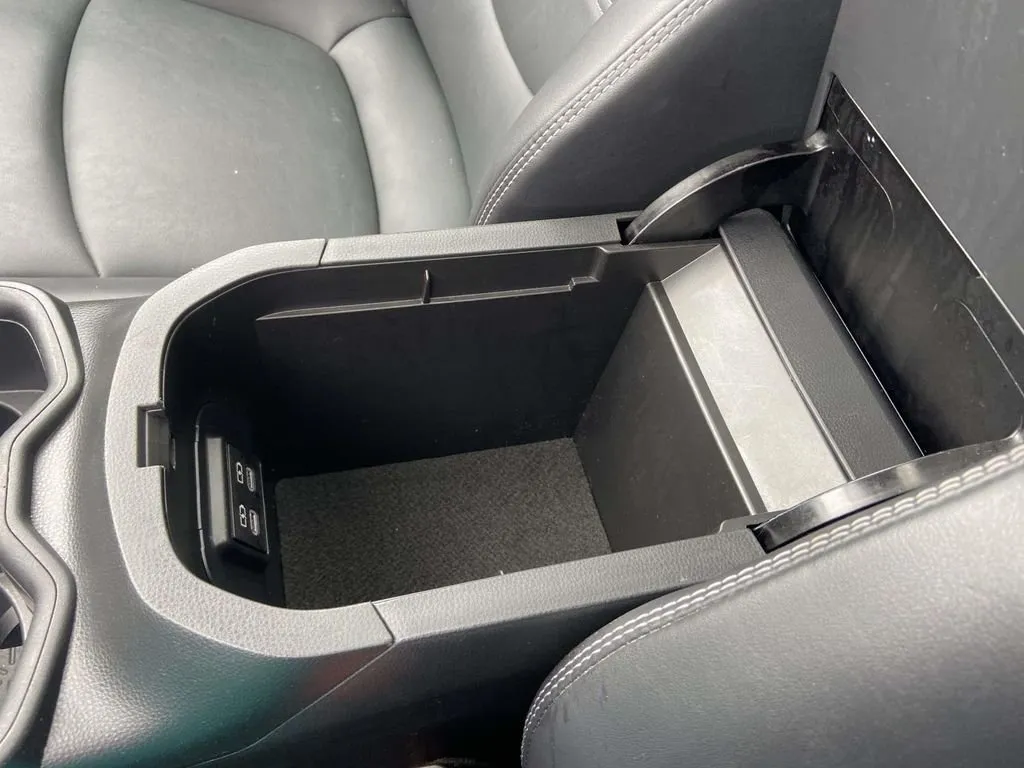 2024 Toyota RAV4 XLE Premium thumbnail 30