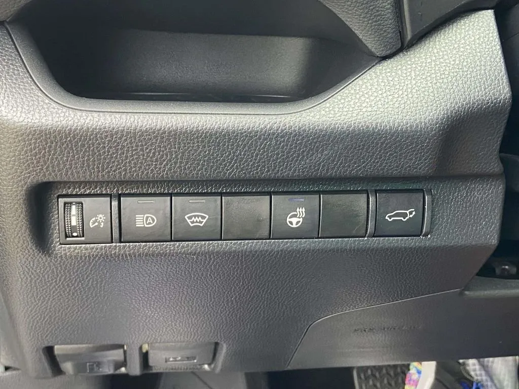 2024 Toyota RAV4 XLE Premium thumbnail 31