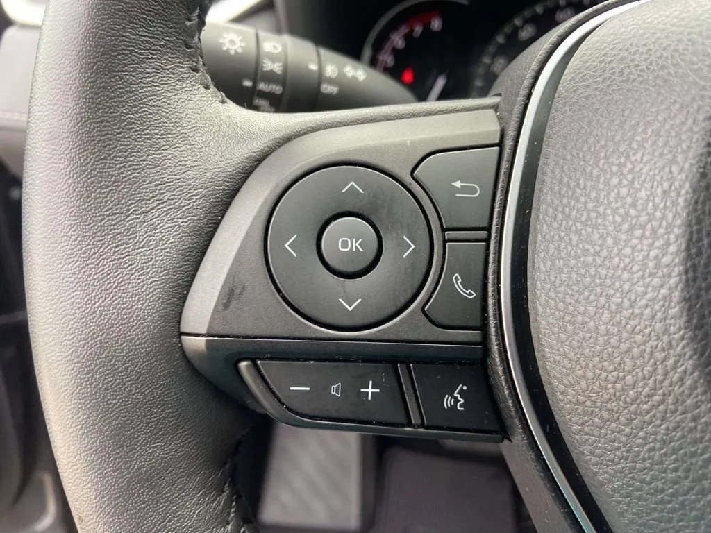 2024 Toyota RAV4 XLE Premium thumbnail 33