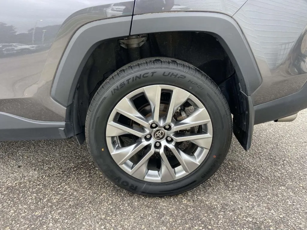 2024 Toyota RAV4 XLE Premium thumbnail 9