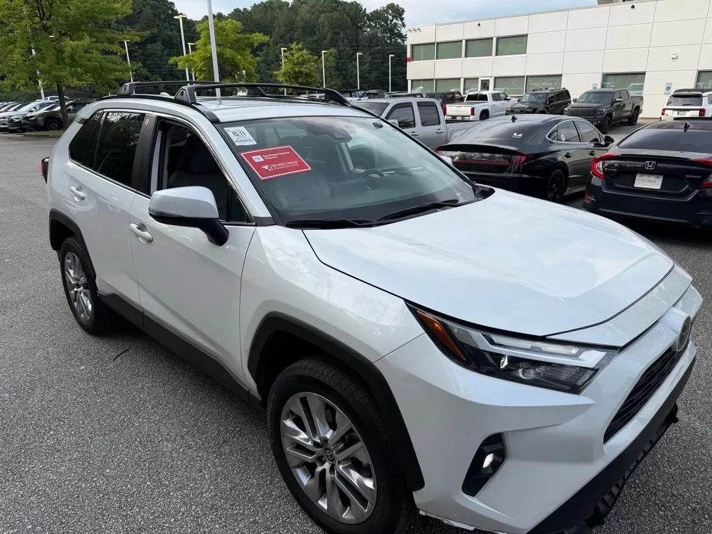 2024 Toyota RAV4 XLE Premium thumbnail 4