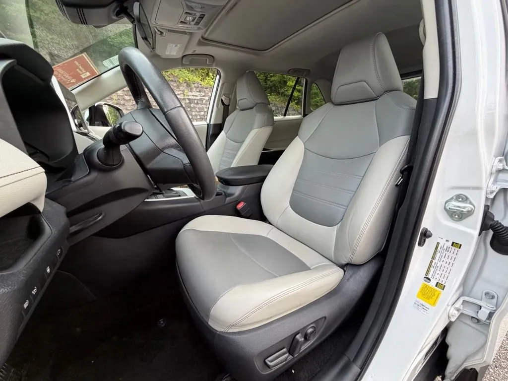 2024 Toyota RAV4 XLE Premium thumbnail 5