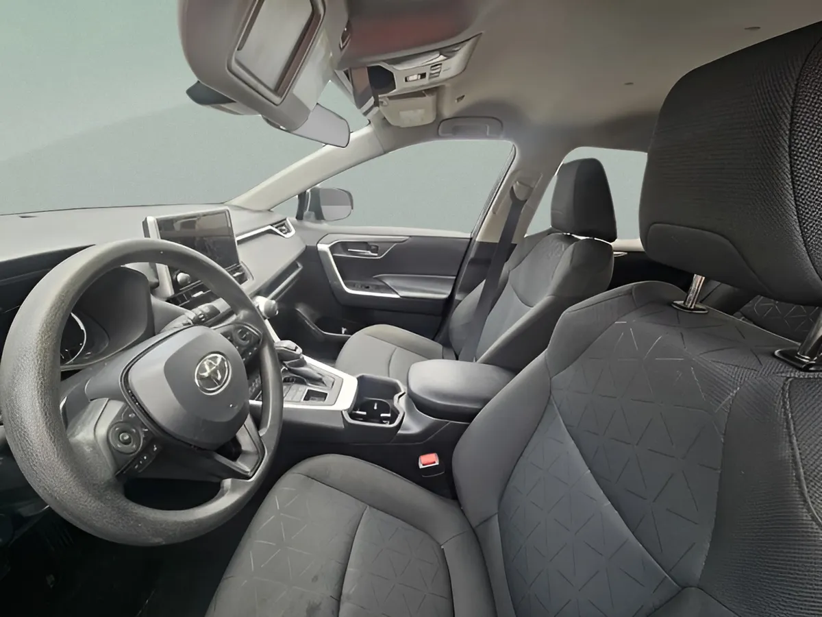 2024 Toyota RAV4 XLE thumbnail 10
