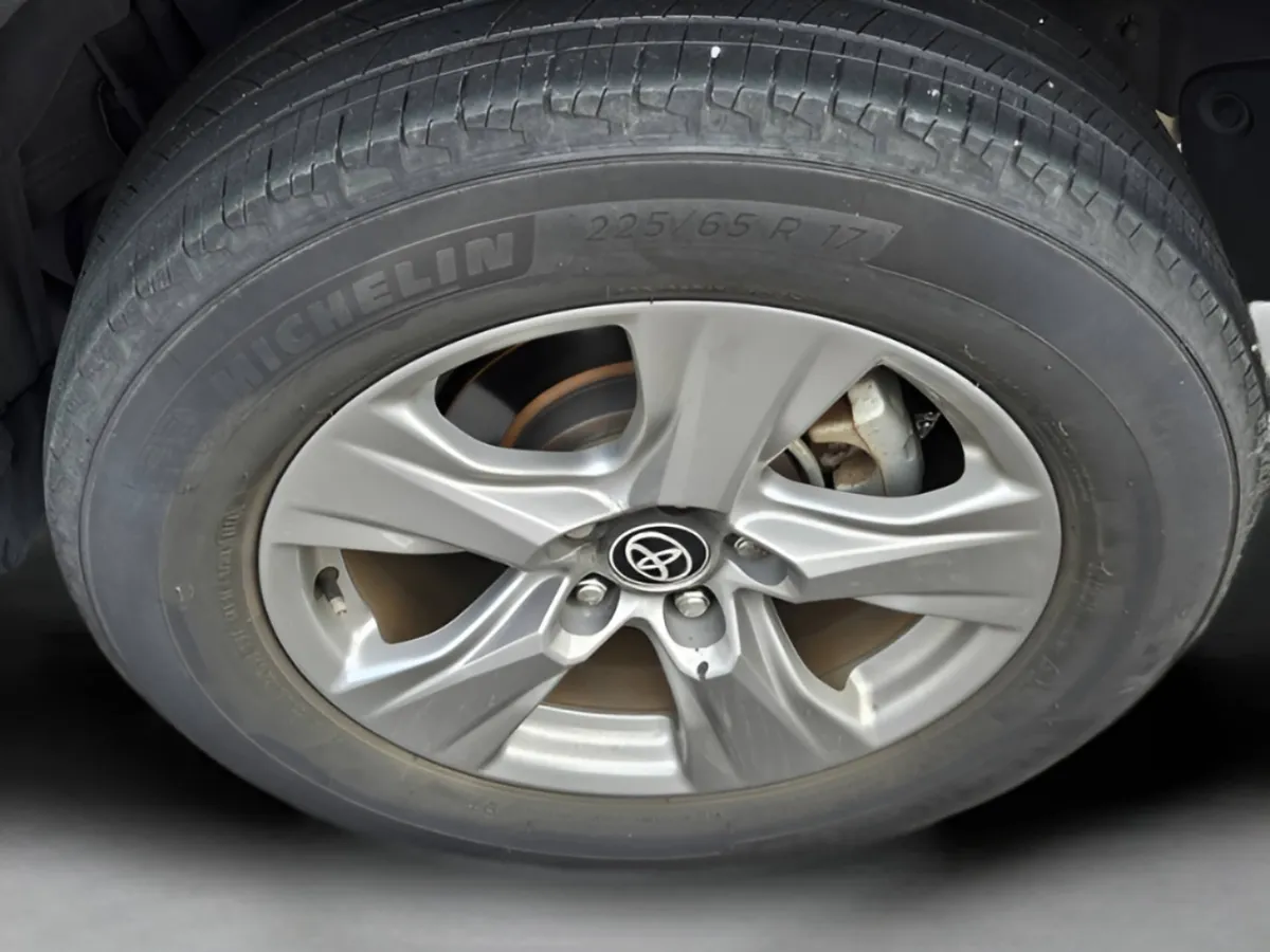 2024 Toyota RAV4 XLE thumbnail 11