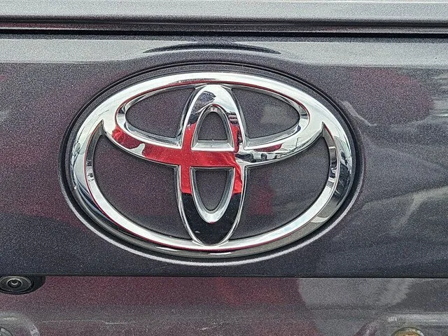 2024 Toyota RAV4 XLE thumbnail 12