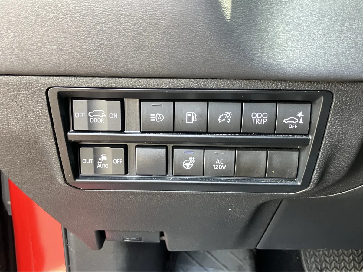 2024 Toyota Sequoia Platinum 4WD thumbnail 19