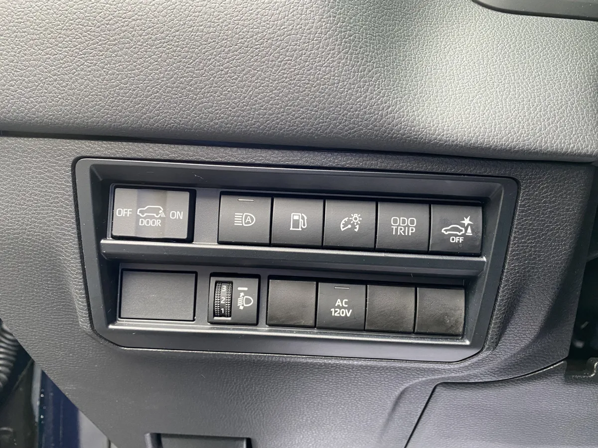 2024 Toyota Sequoia SR5 thumbnail 17