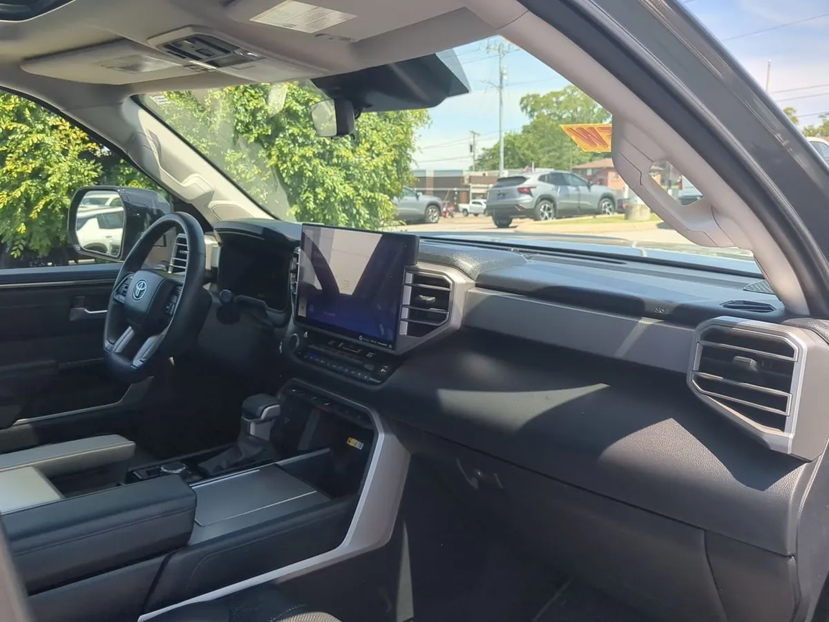 2024 Toyota Sequoia SR5 thumbnail 31