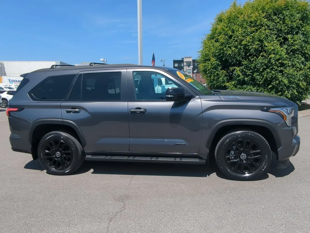 2024 Toyota Sequoia SR5 thumbnail 9