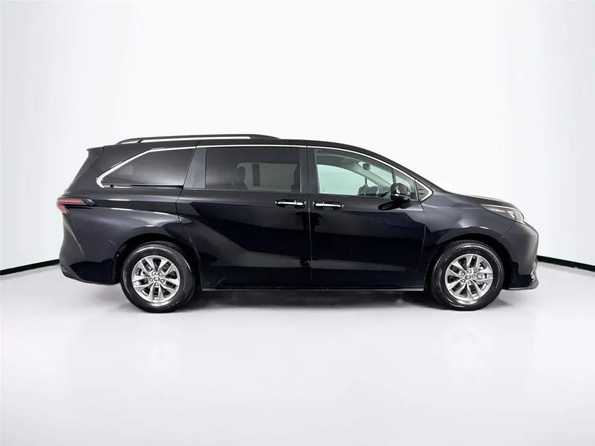 2024 Toyota Sienna XLE 8-Passenger thumbnail 10
