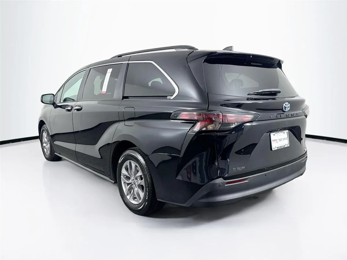 2024 Toyota Sienna XLE 8-Passenger thumbnail 12