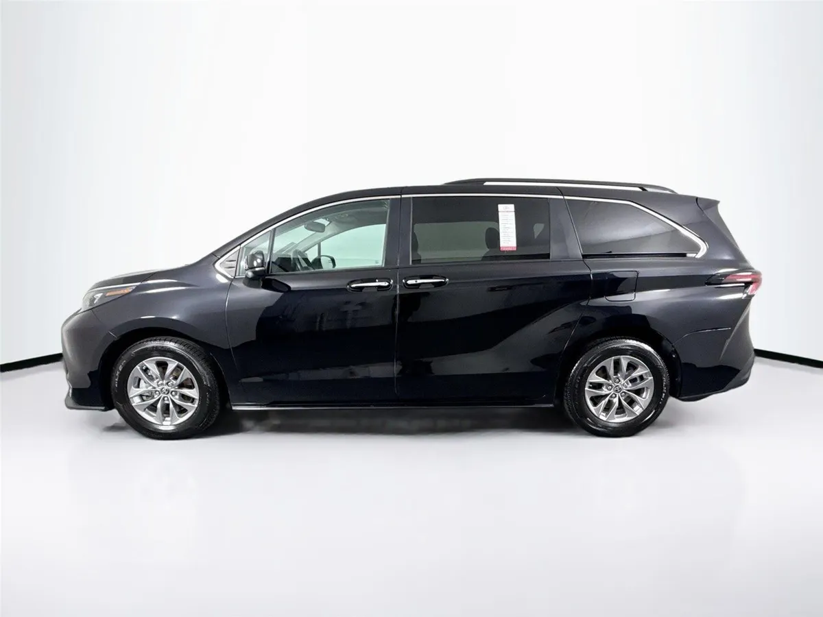 2024 Toyota Sienna XLE 8-Passenger thumbnail 13