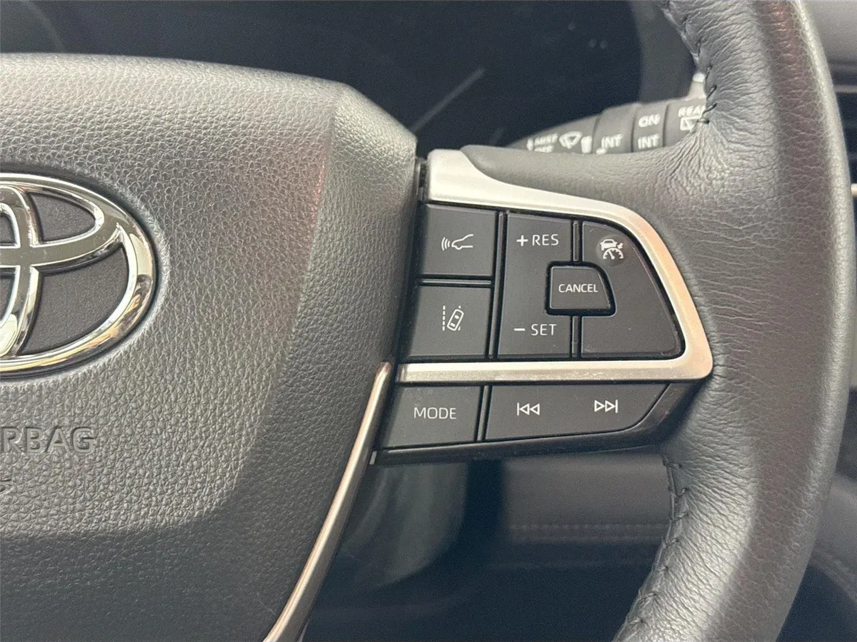 2024 Toyota Sienna XLE 8-Passenger thumbnail 18