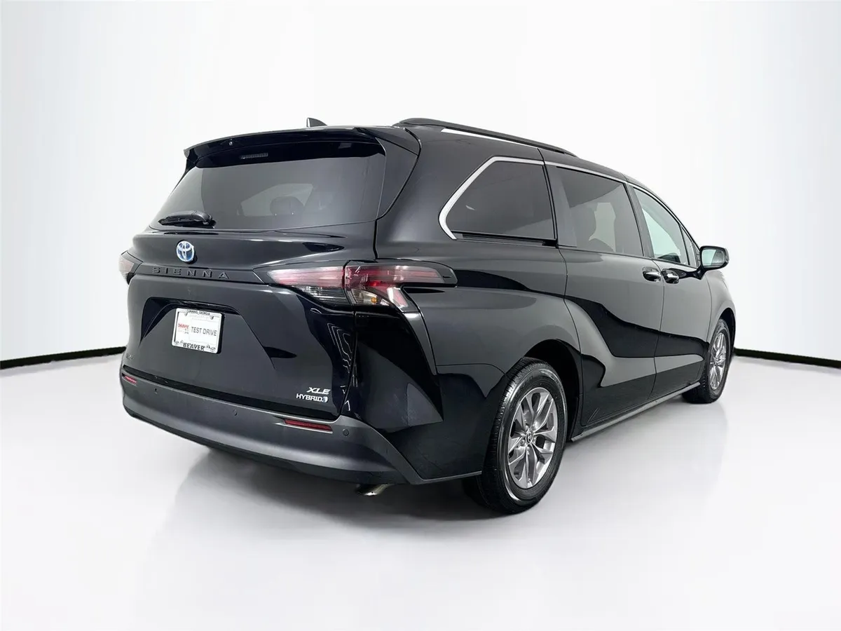2024 Toyota Sienna XLE 8-Passenger thumbnail 2