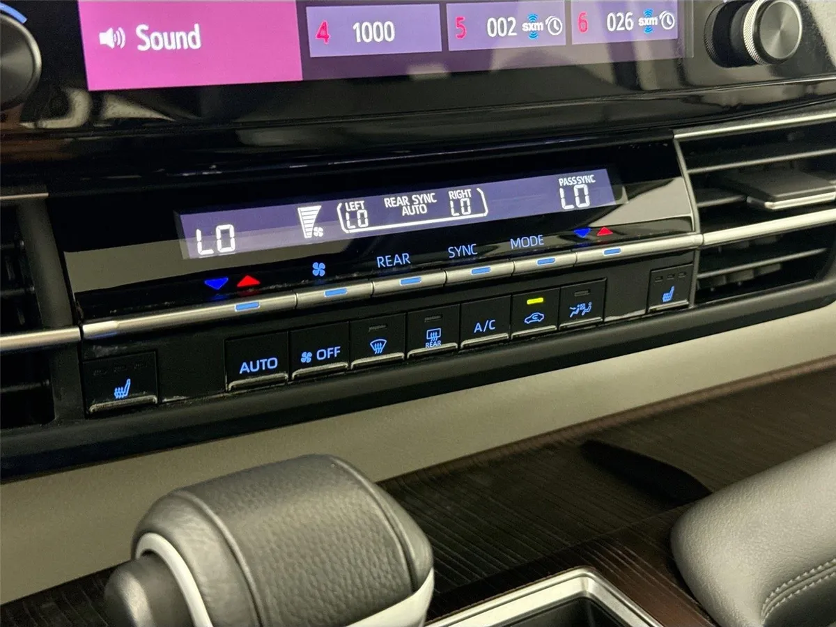 2024 Toyota Sienna XLE 8-Passenger thumbnail 26