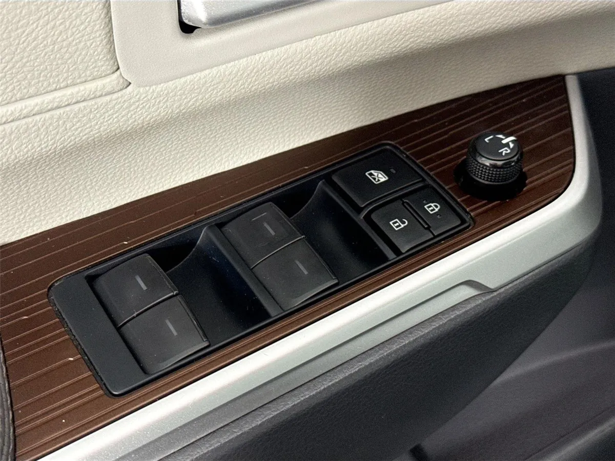 2024 Toyota Sienna XLE 8-Passenger thumbnail 28