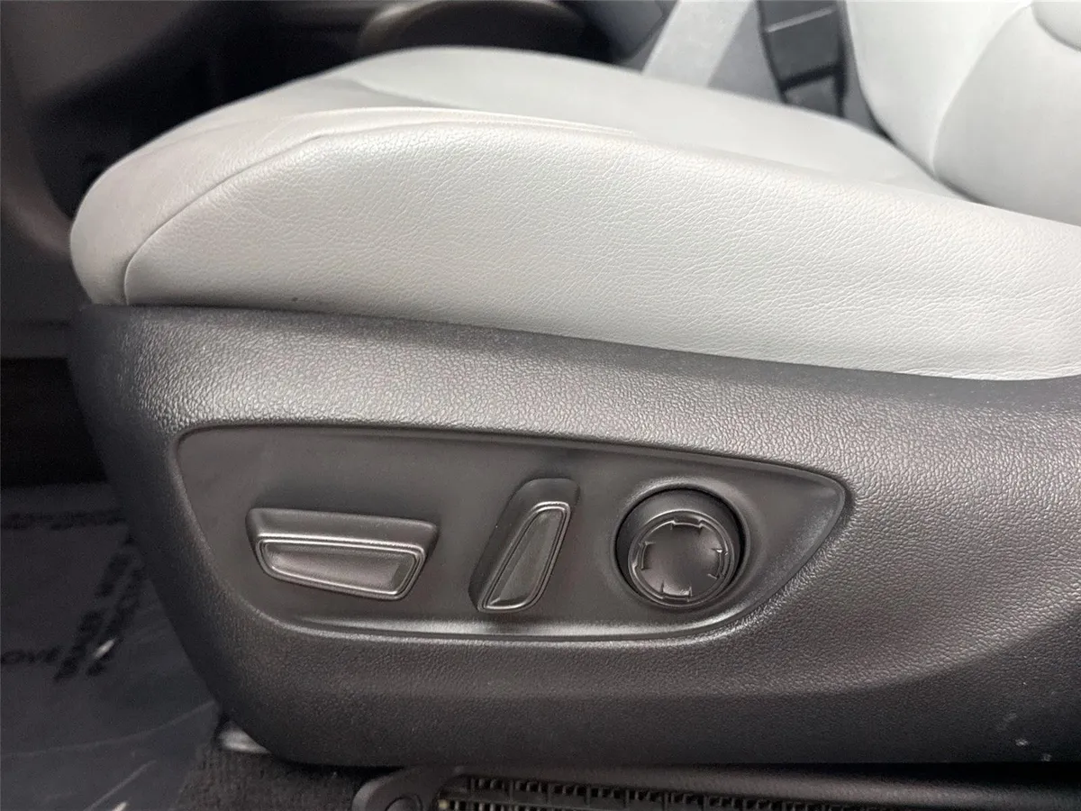 2024 Toyota Sienna XLE 8-Passenger thumbnail 29