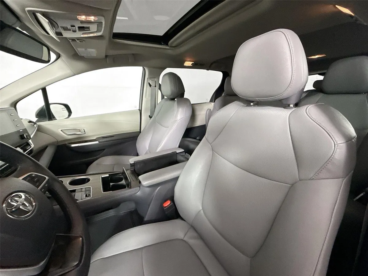 2024 Toyota Sienna XLE 8-Passenger thumbnail 3
