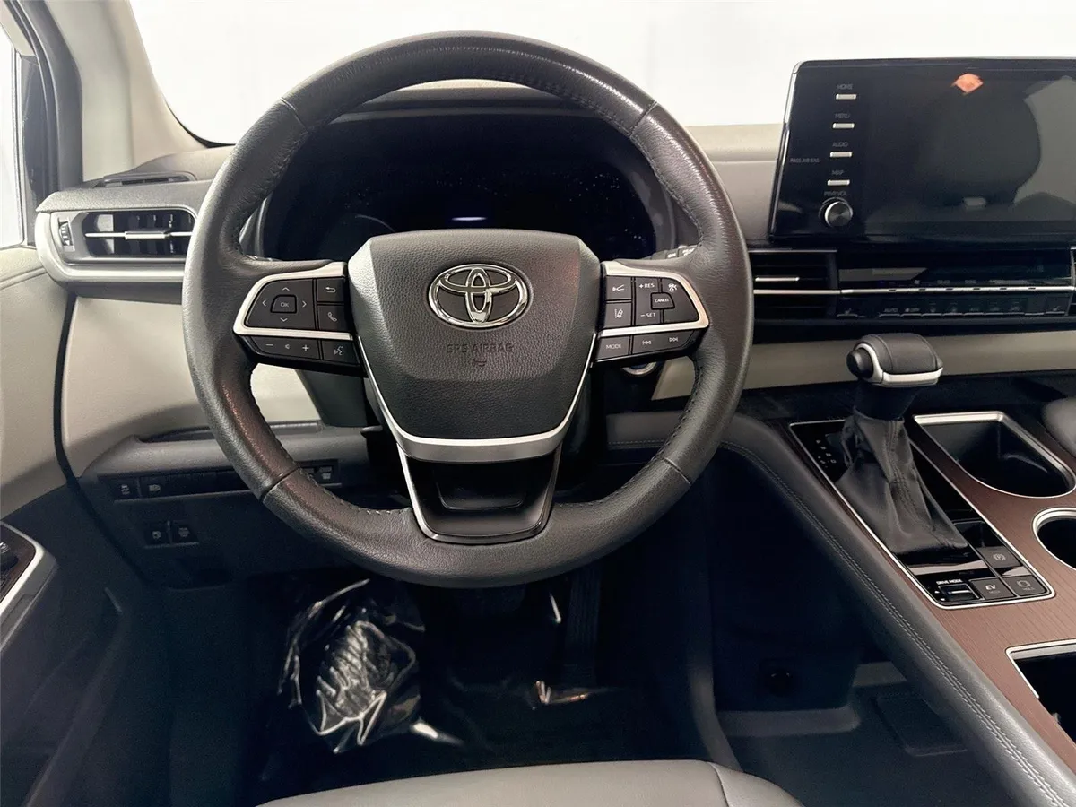 2024 Toyota Sienna XLE 8-Passenger thumbnail 31
