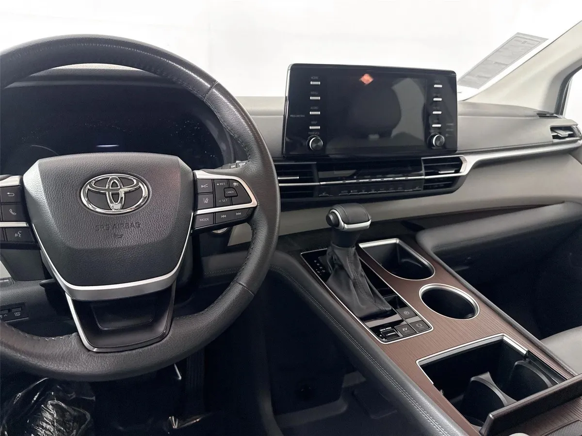 2024 Toyota Sienna XLE 8-Passenger thumbnail 32