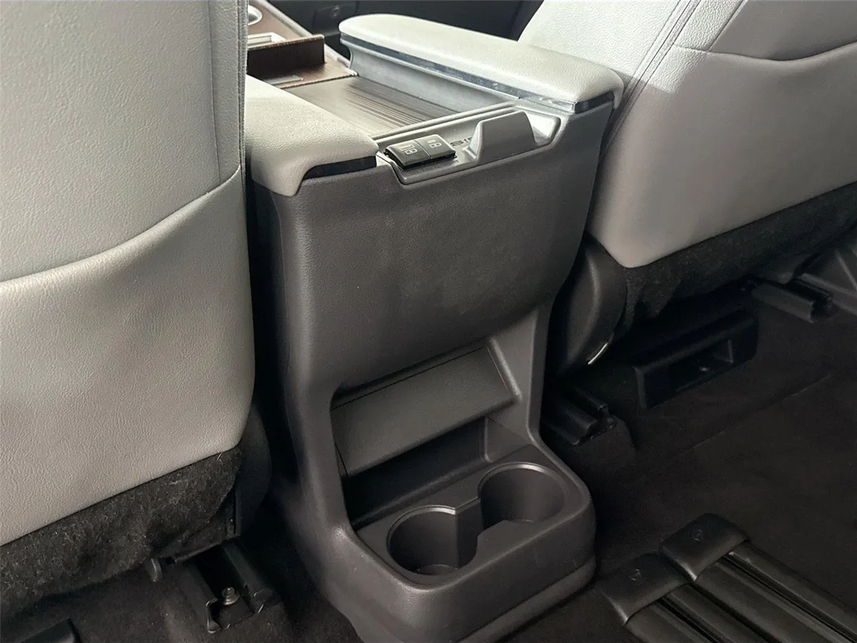 2024 Toyota Sienna XLE 8-Passenger thumbnail 35