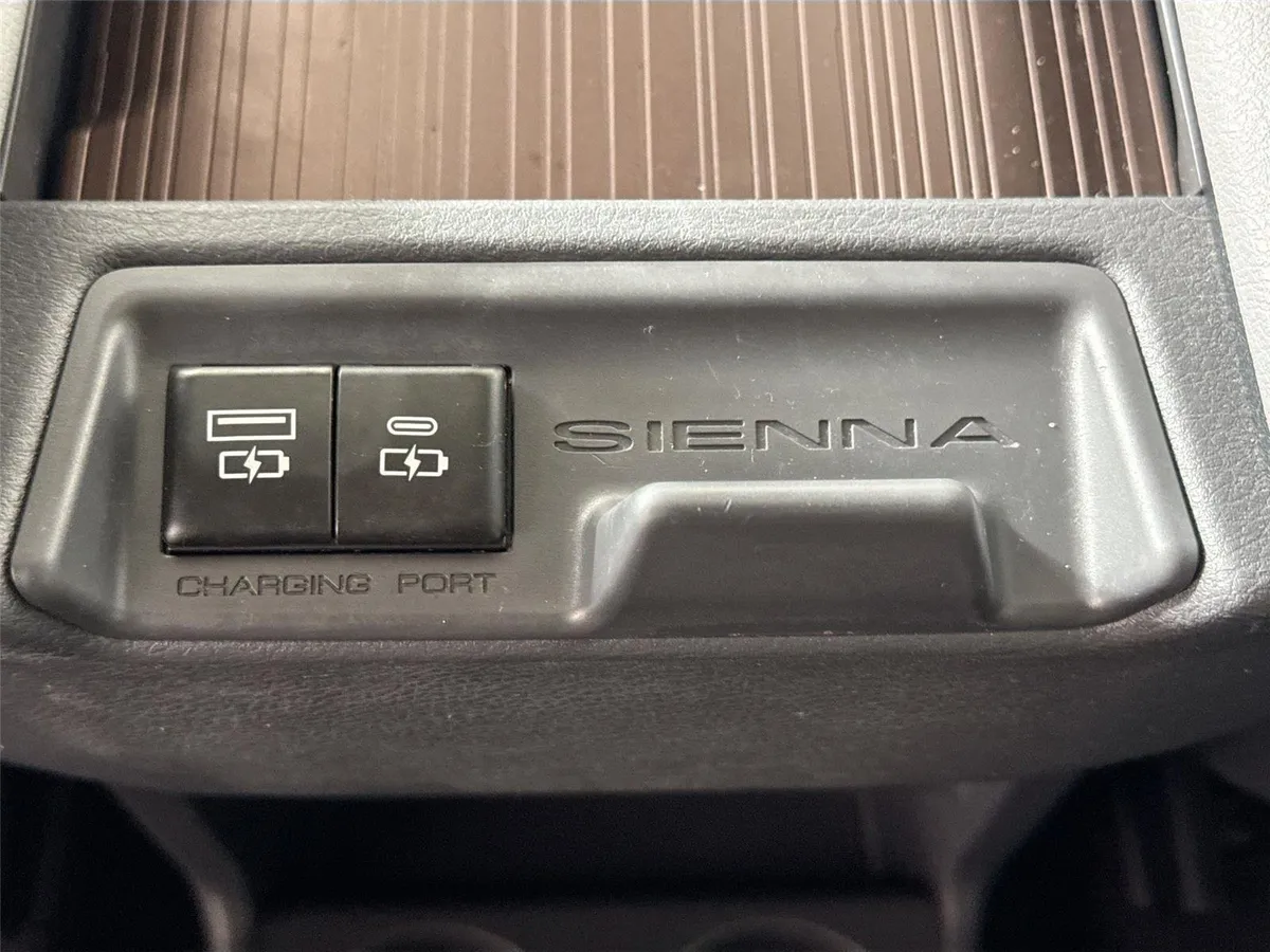 2024 Toyota Sienna XLE 8-Passenger thumbnail 36