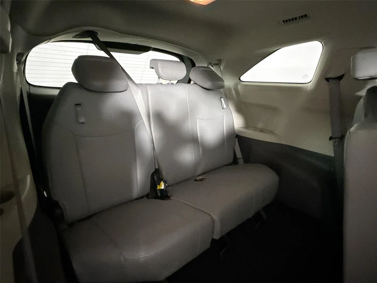 2024 Toyota Sienna XLE 8-Passenger thumbnail 39