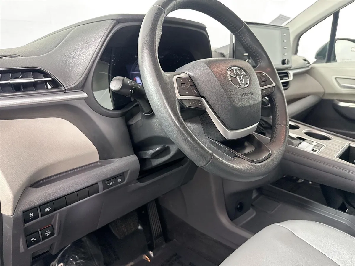 2024 Toyota Sienna XLE 8-Passenger thumbnail 4