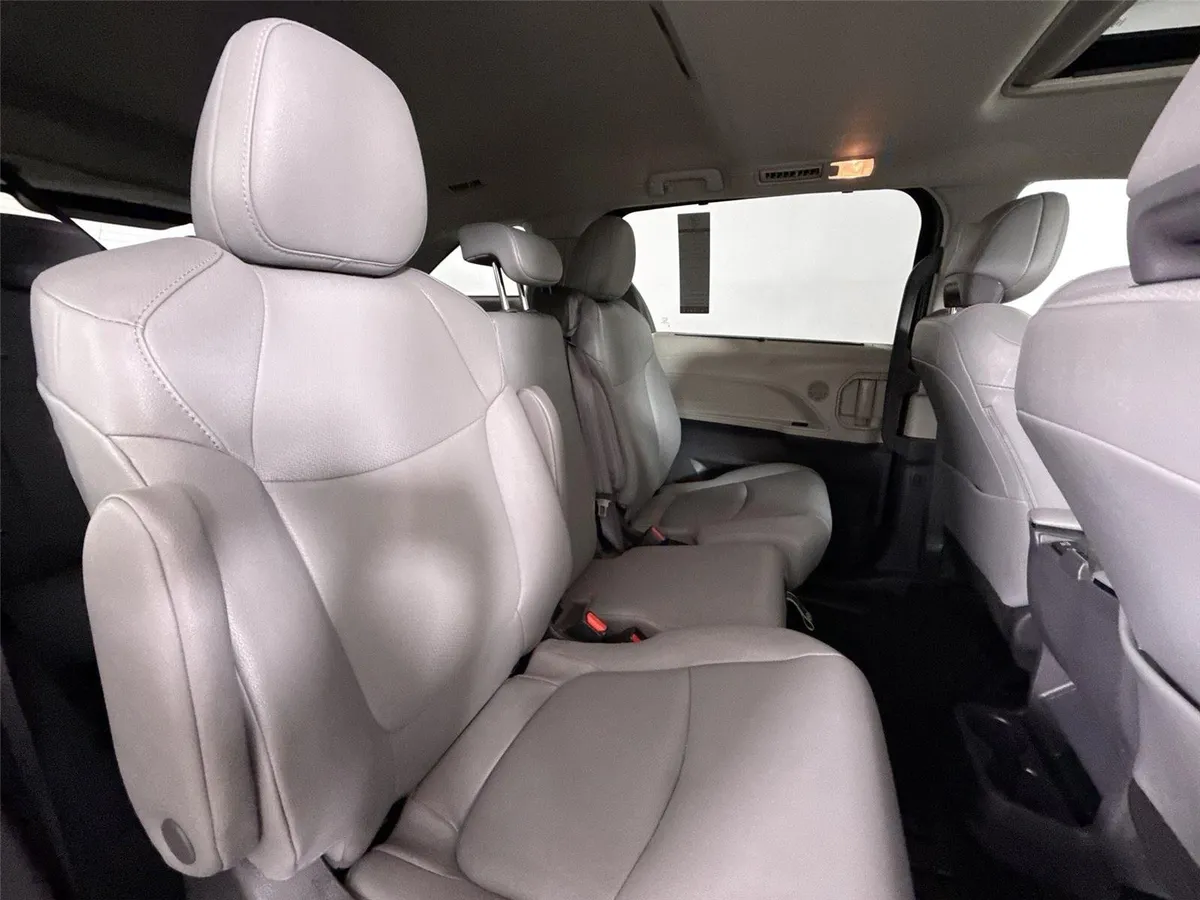 2024 Toyota Sienna XLE 8-Passenger thumbnail 40