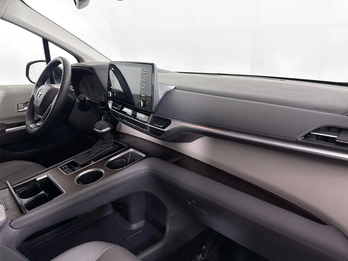 2024 Toyota Sienna XLE 8-Passenger thumbnail 42