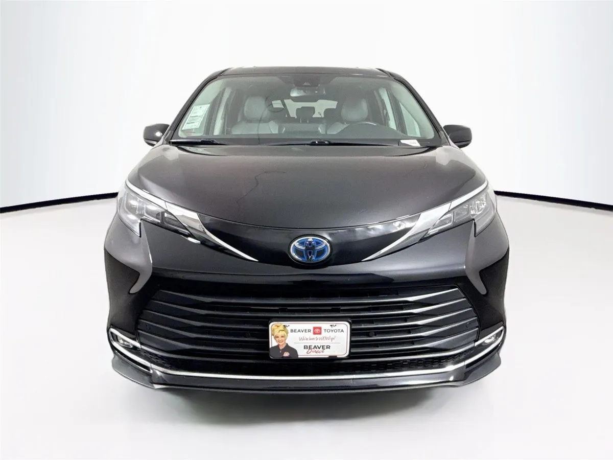 2024 Toyota Sienna XLE 8-Passenger thumbnail 8
