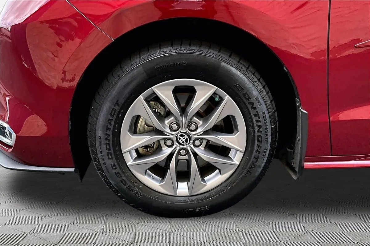 2024 Toyota Sienna XLE thumbnail 11