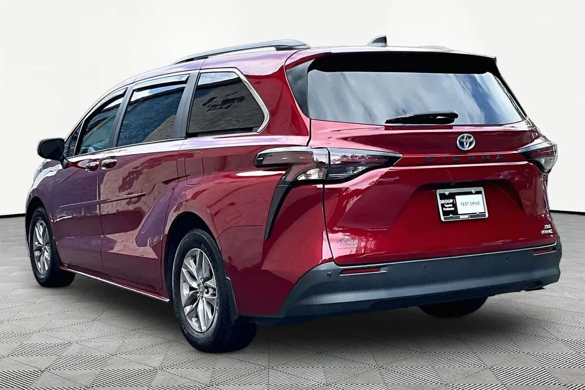 2024 Toyota Sienna XLE thumbnail 12