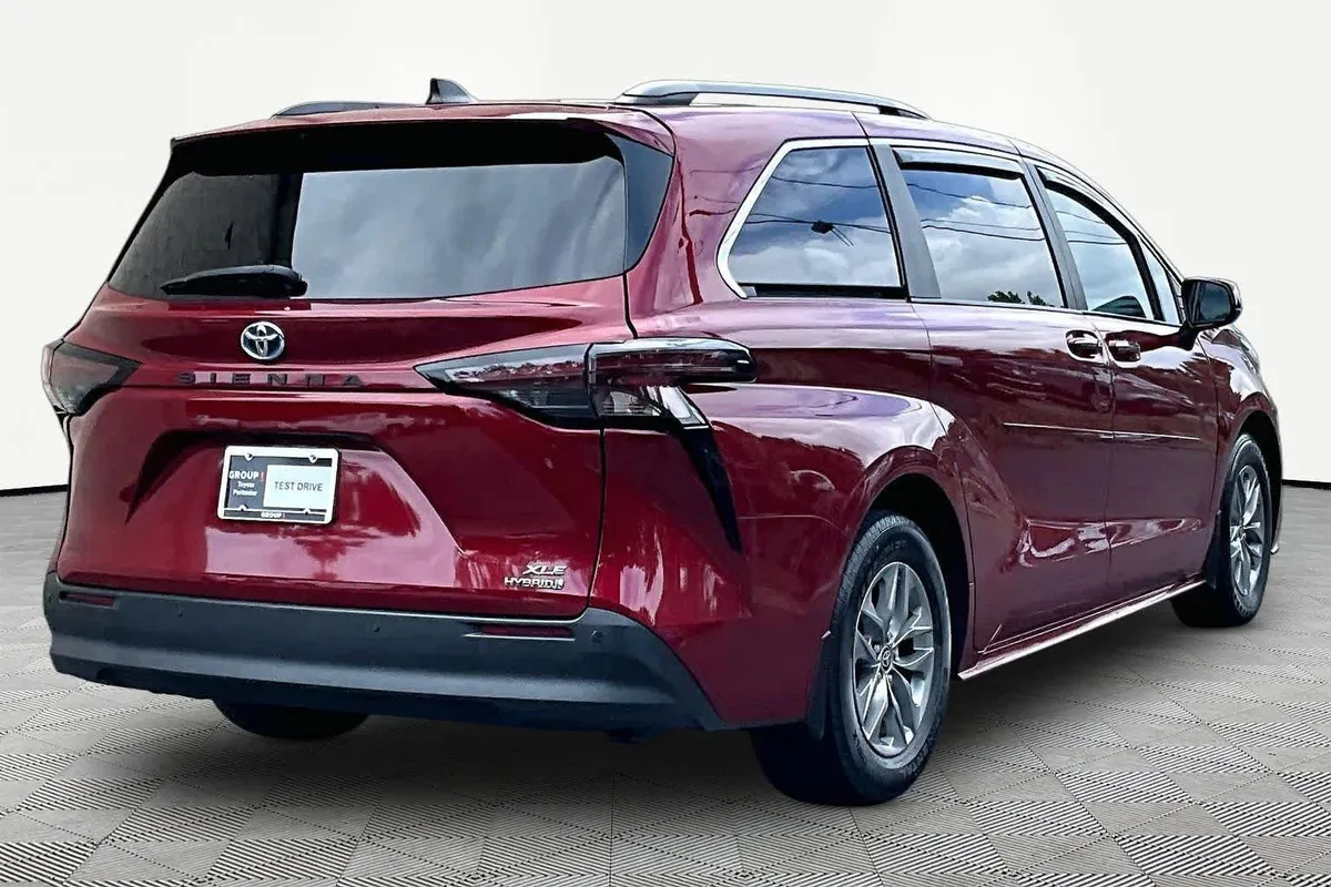 2024 Toyota Sienna XLE thumbnail 13