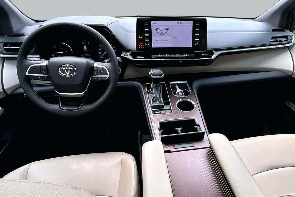 2024 Toyota Sienna XLE thumbnail 16