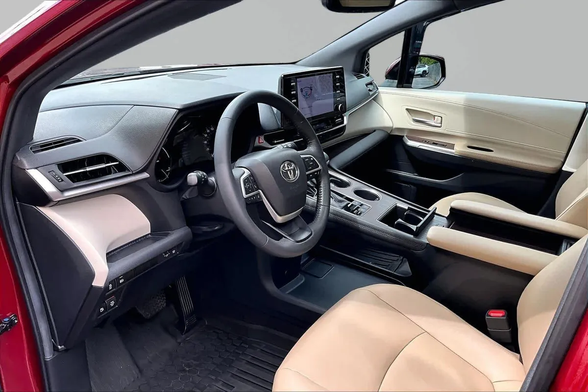 2024 Toyota Sienna XLE thumbnail 18