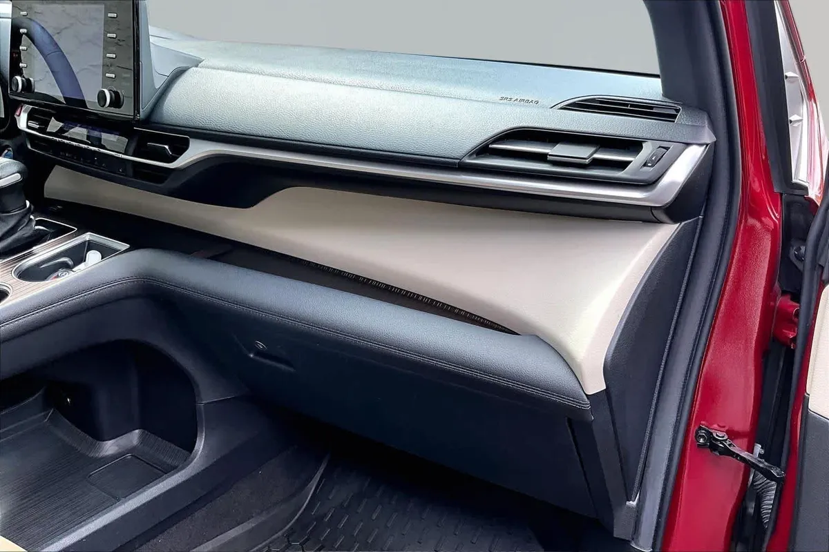 2024 Toyota Sienna XLE thumbnail 19