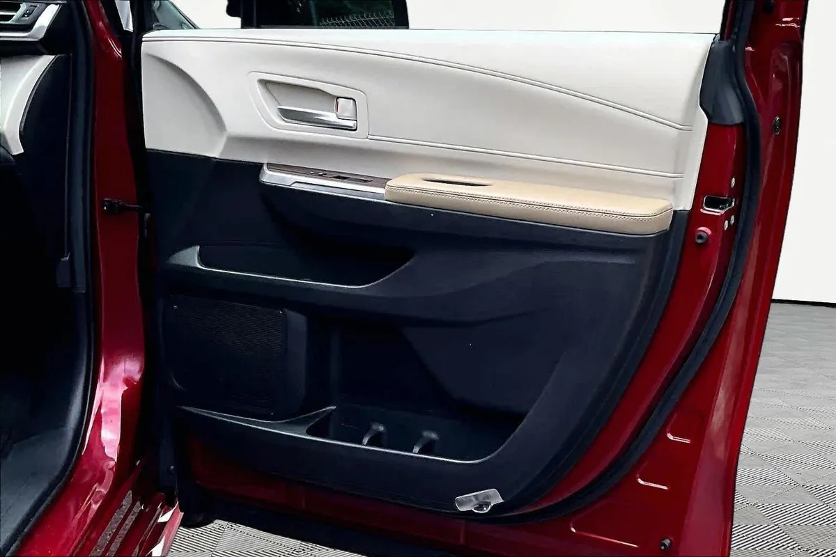 2024 Toyota Sienna XLE thumbnail 23