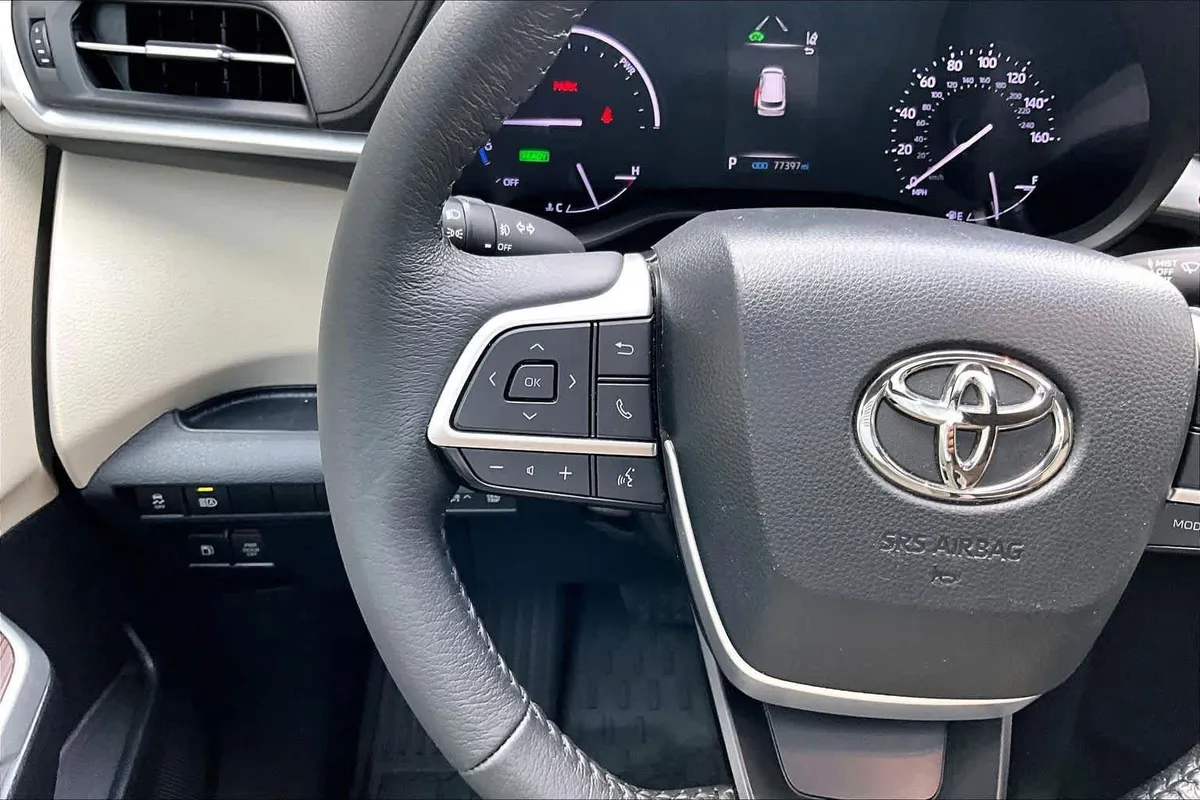 2024 Toyota Sienna XLE thumbnail 24