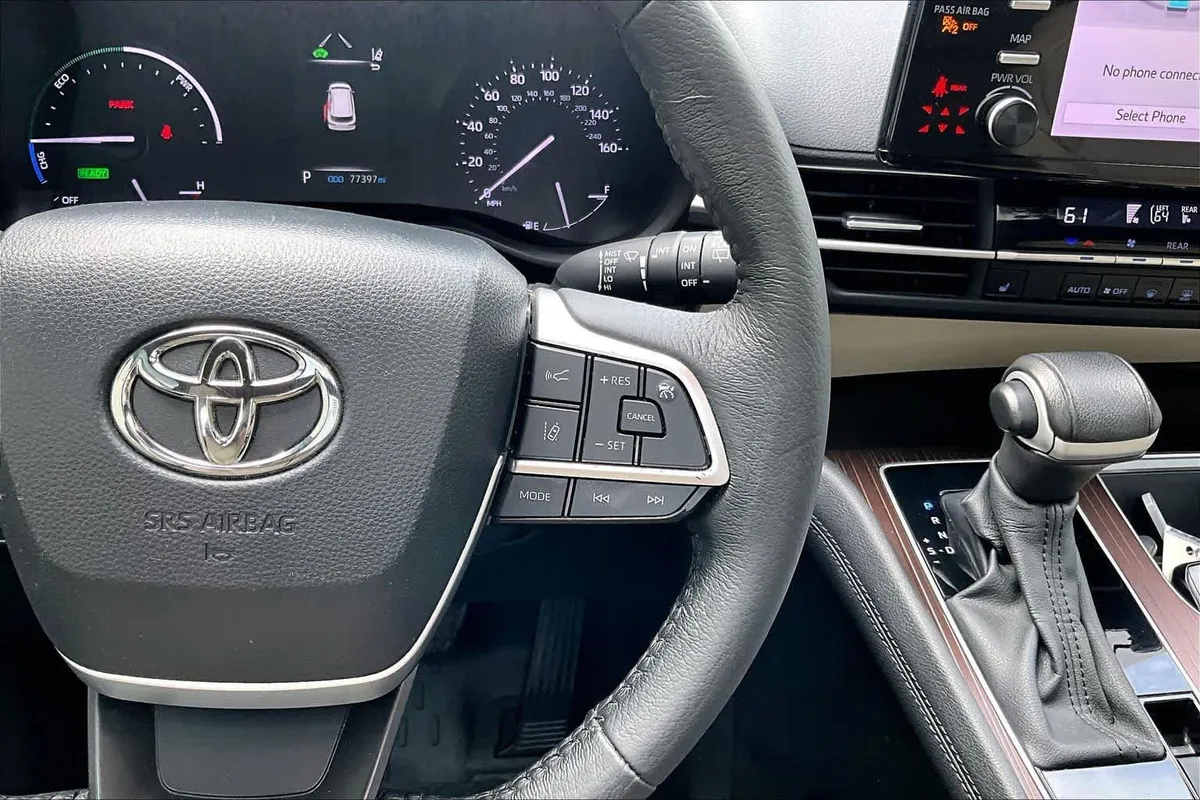 2024 Toyota Sienna XLE thumbnail 25